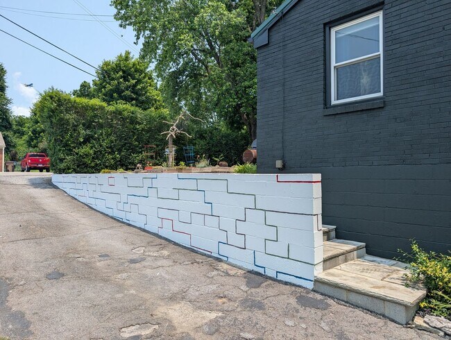 Building Photo - Charming 2BR with Walk-Out Basement, Fenced Yard & Flexible Murphy-Bed Office