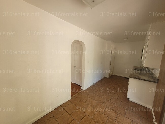 Building Photo - $1,050 - 3 bedroom/ 1 bathroom - Single Family Home