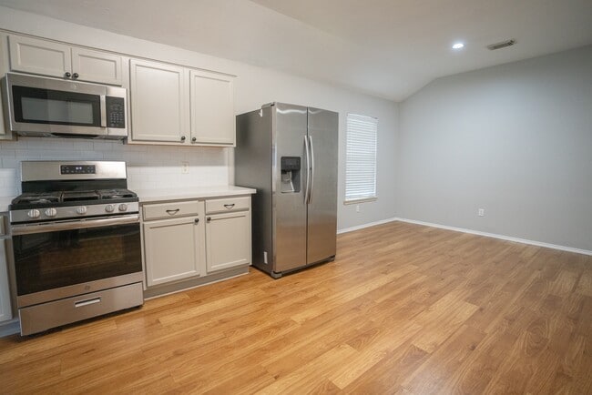 Building Photo - 7843 Crescent Village Ln