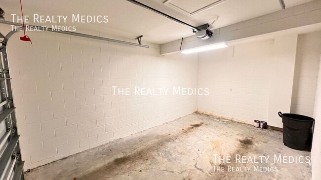 Building Photo - 3658 Oakdale Cir