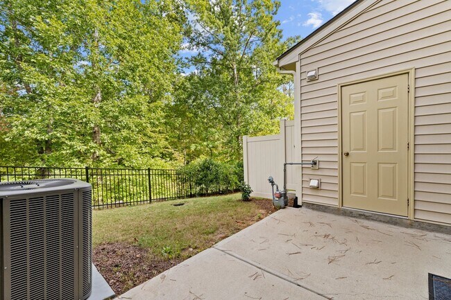 Building Photo - Gorgeous Townhome in N. Raleigh, Top Amenities & Finishes, Community Pool, Pet Friendly!