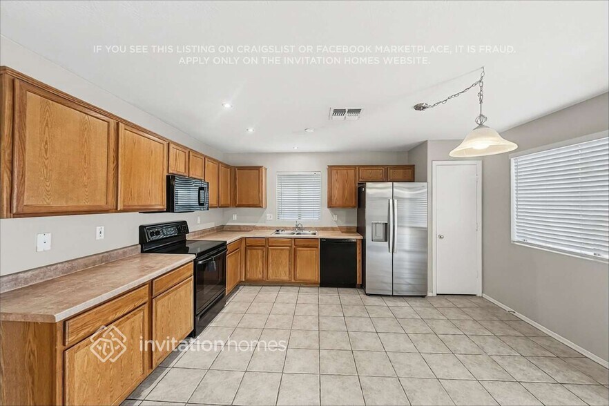 Building Photo - 423 S Sabrina
