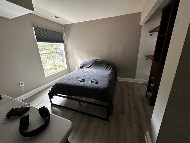 Building Photo - 423 Christopher Ave