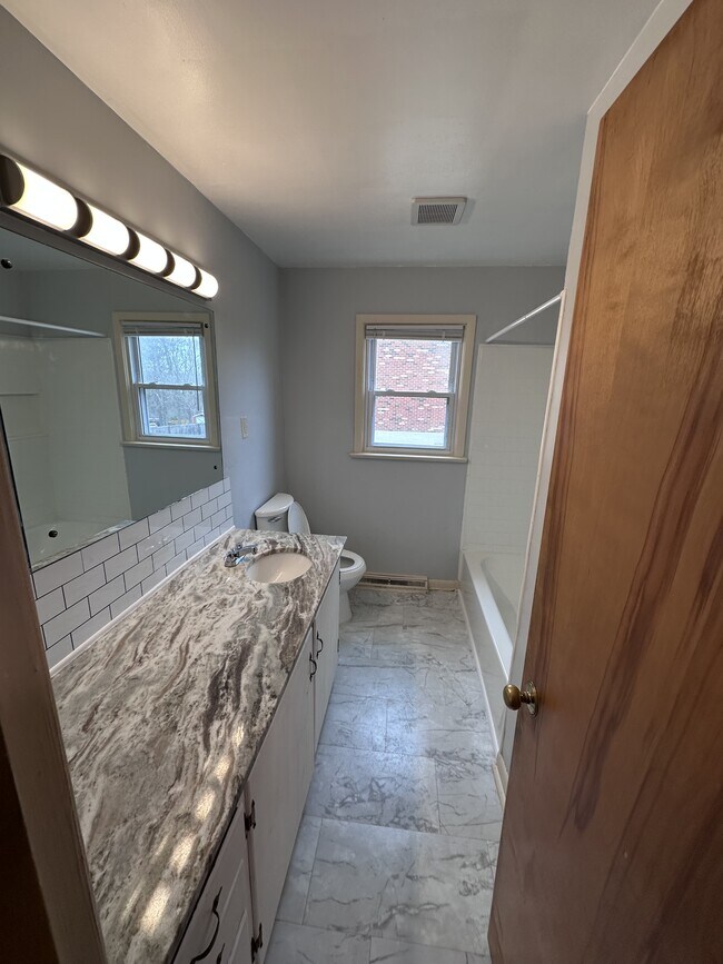 Building Photo - 638 Oakland Dr