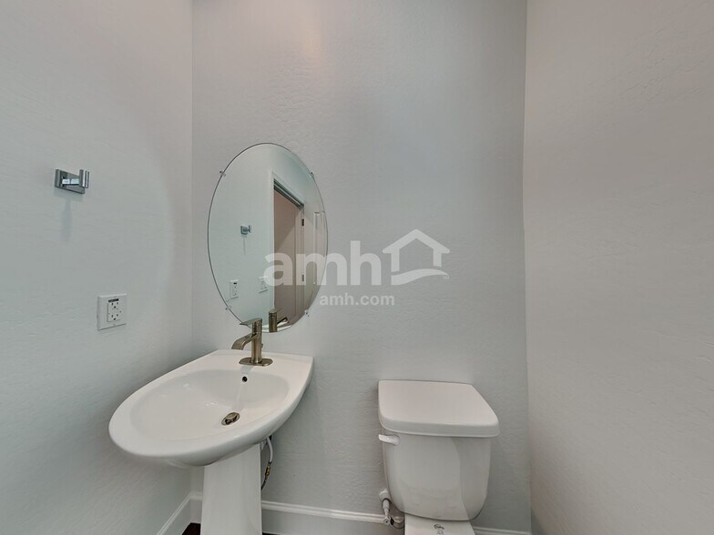 Building Photo - 17134 W Lawrence Ln