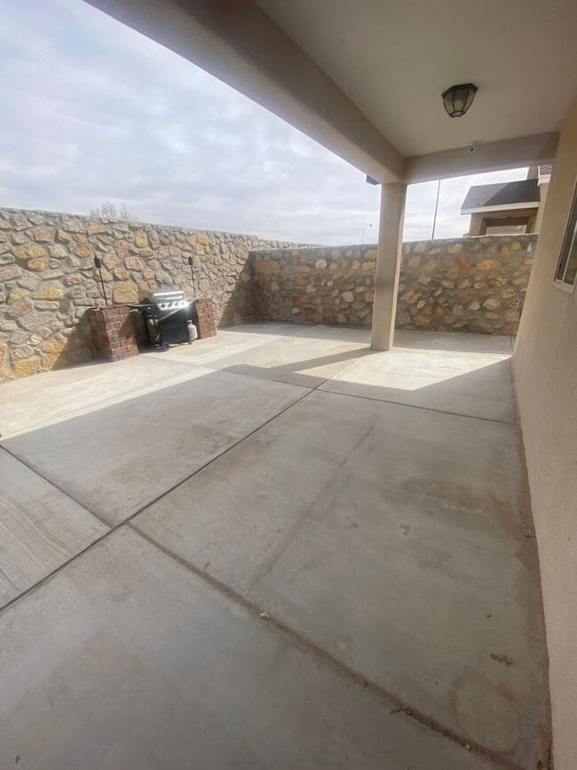 Building Photo - Beautiful Newer Home in Great Location