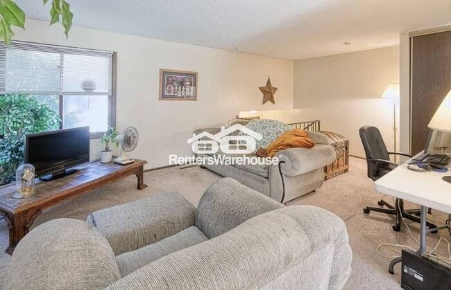 Building Photo - Available 12/1 - Cozy 2 Bed / 1 Bath Side ...