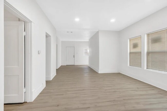 Building Photo - 2105 Walnut St