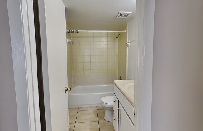 Building Photo - 2549 S Oak Ave