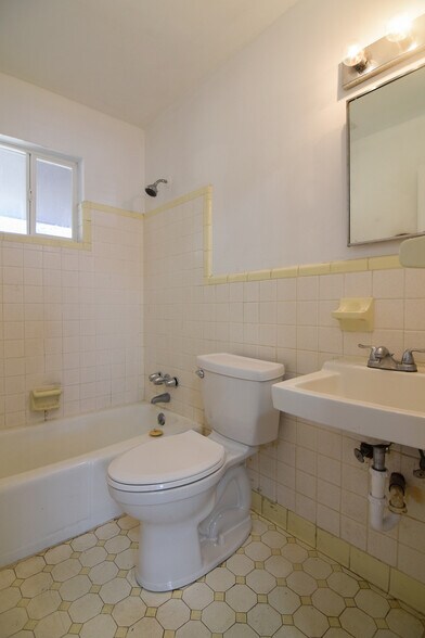 Building Photo - 6957 S Kenwood Dr