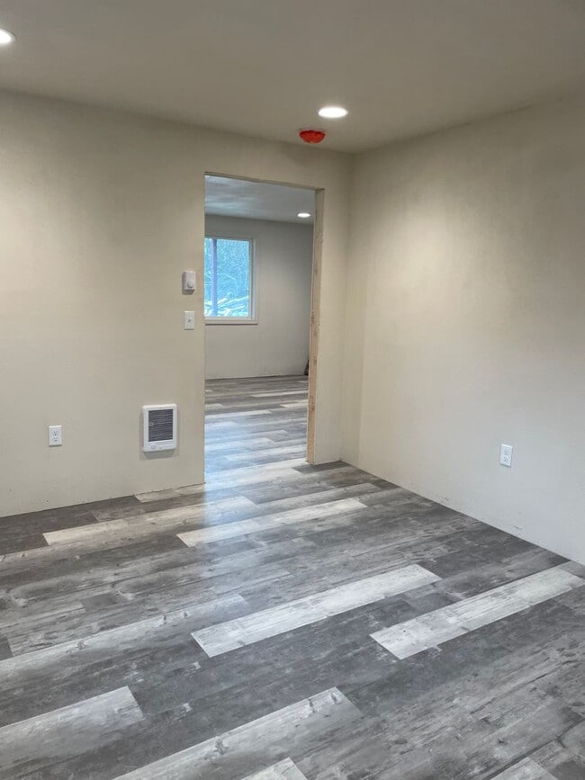 Building Photo - 1 Bedroom, 1 bath lower basement apartment!