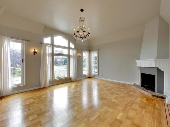Building Photo - Spacious Four Bedroom Home in Lone Mountain