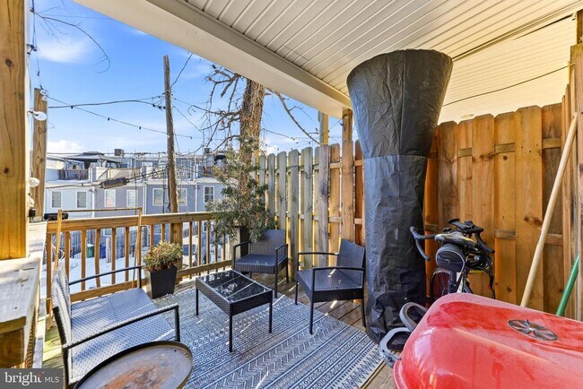 Building Photo - 737 Dolphin St