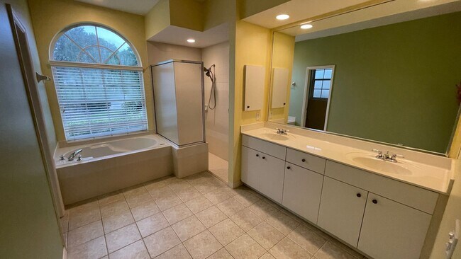 Building Photo - Unfurnished Annual Rental Available