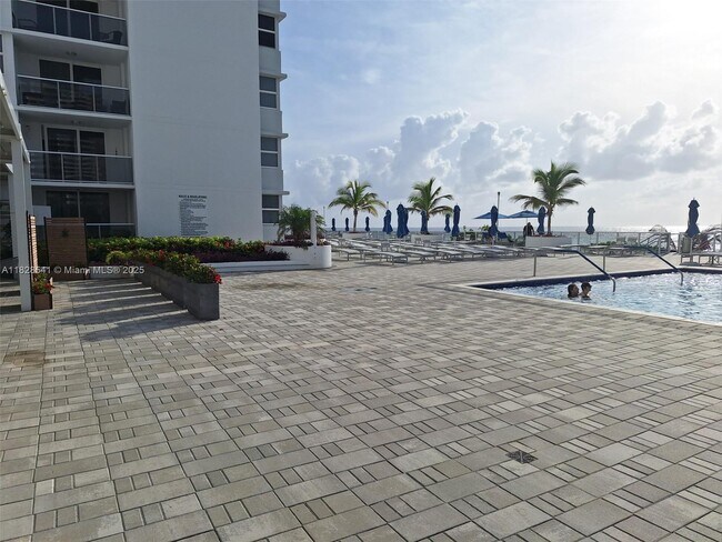 Building Photo - 1904 S Ocean Dr