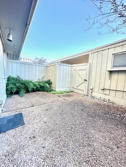 Building Photo - 6332 Chevy Chase Dr