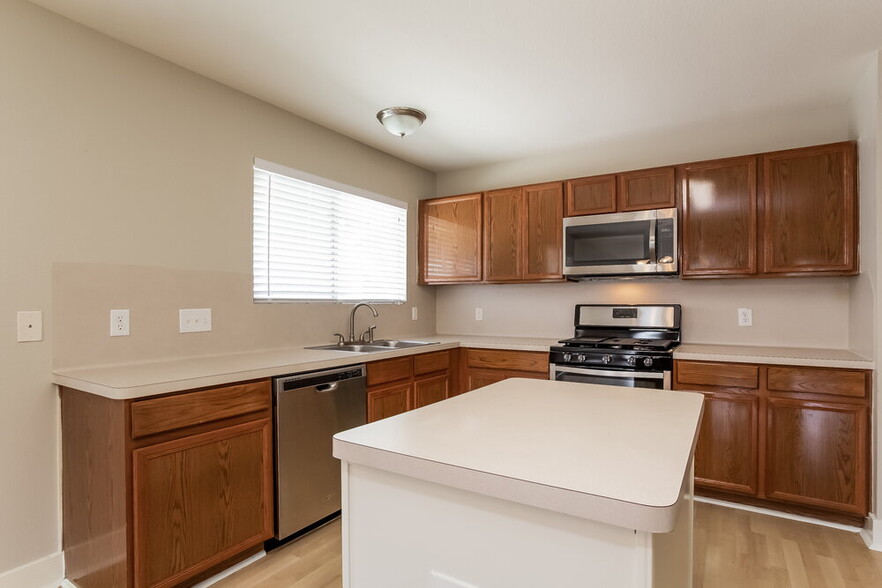 Building Photo - 422 Laurel Timbers Dr
