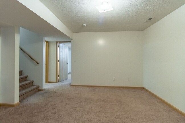 Building Photo - Great Home Close to New Schools and the Fallbrook YMCA