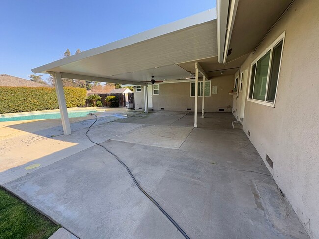 Building Photo - NW Visalia Home Near Country Club Availabl...