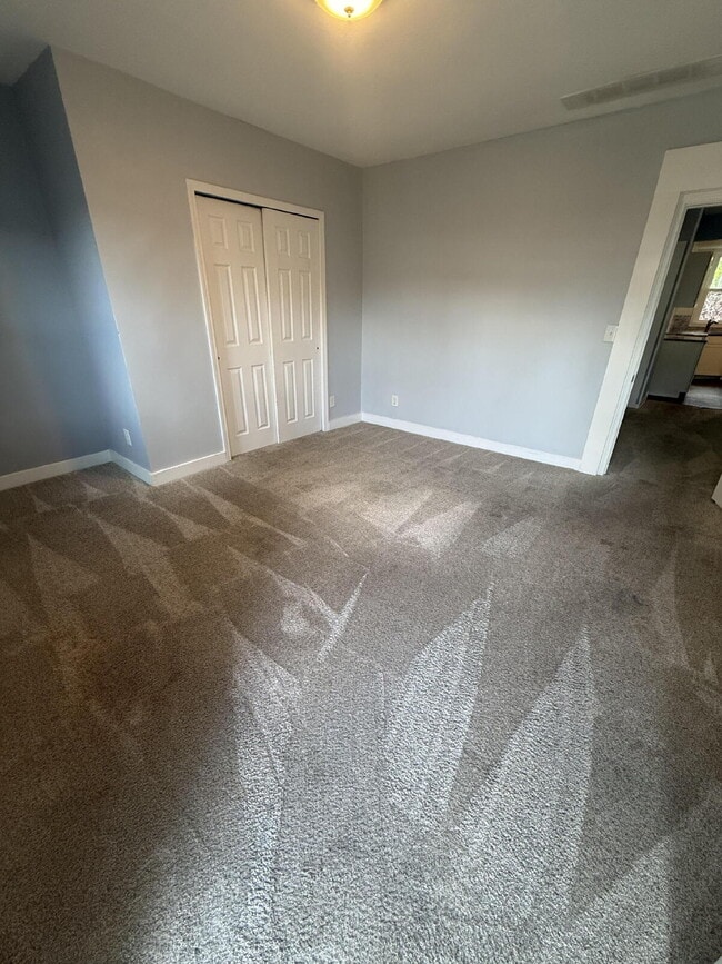 Building Photo - 2 bedroom, 1 bathroom House deep in the heart of the Highlands.