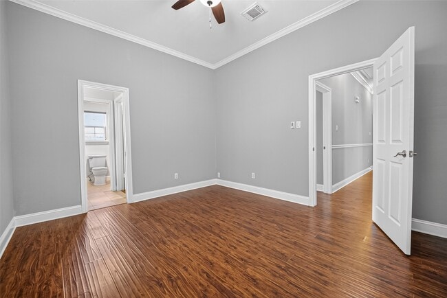 Building Photo - 10310 Chevy Chase Dr