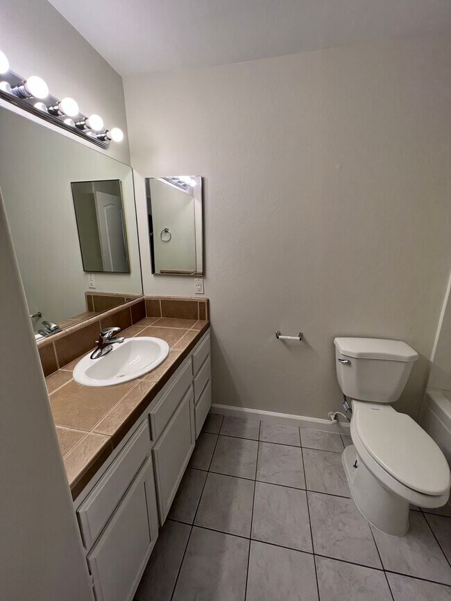 Building Photo - Spacious SW Bakersfield home!