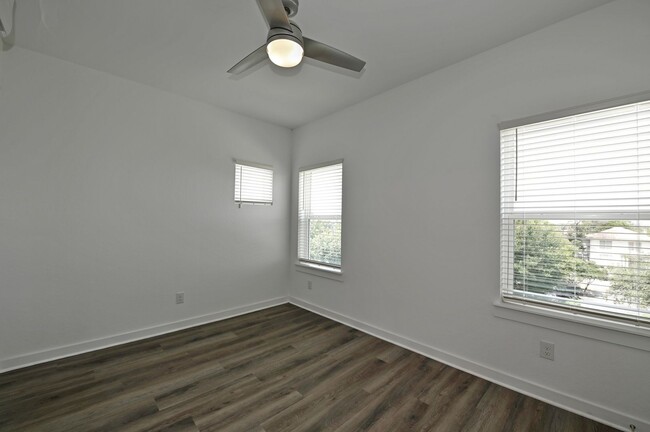 Building Photo - Beautiful 3 beds- 3.5 Condo in San Antonio Tx