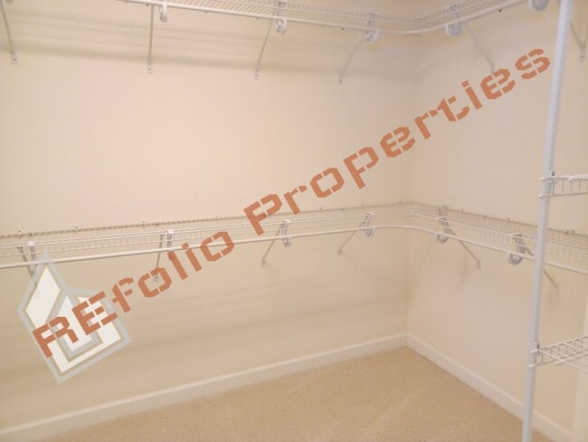 Building Photo - Lovely 5 Bedroom 4 Bathroom Single Family ...
