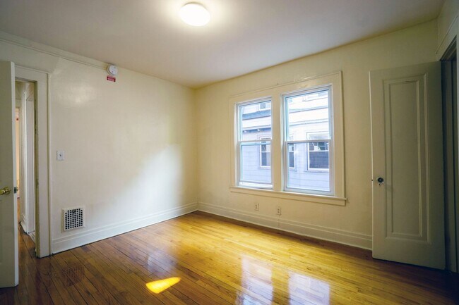 Building Photo - Spacious 3 Bedroom Flat With Off-Street Pa...