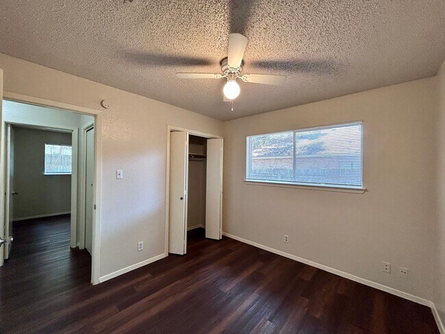 Building Photo - 8802 Pineridge Dr
