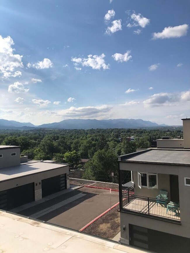 Building Photo - Beautiful 3 Bed, 4 Bath Home, Stunning Views from Rooftop Deck, D-12, close to DT and Military