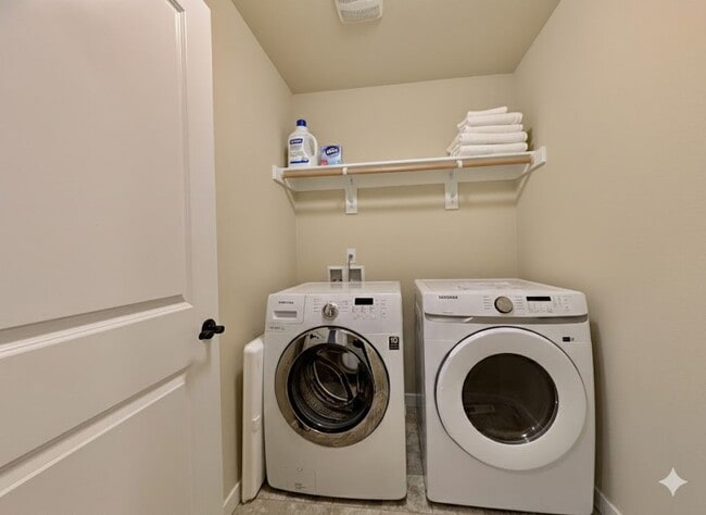 Building Photo - Modern 4-Bedroom Gem | Maintenance-Free Living & Private Side Yard!