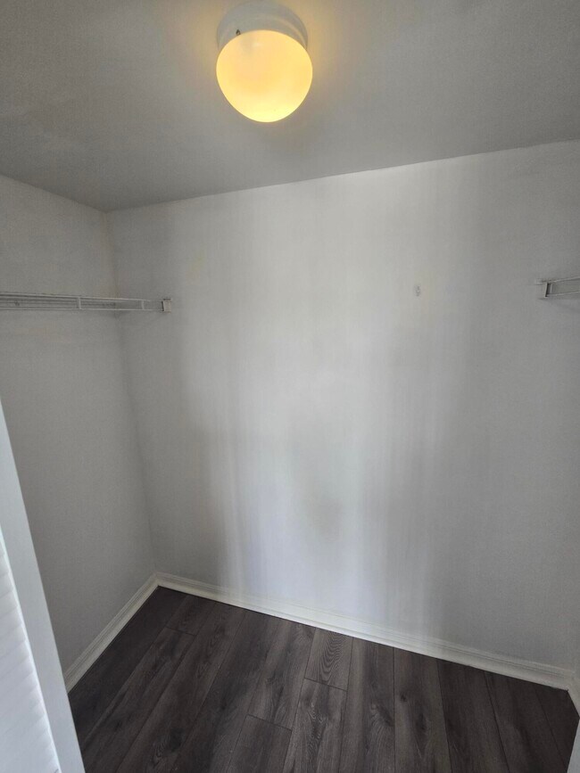 Building Photo - 1400 Crestwood Ct S