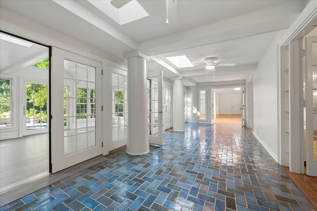 Building Photo - 1010 Hubbard Pl