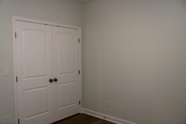 Building Photo - 921 Holbrook Dr