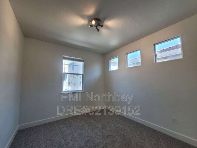 Building Photo - 481 Lexington Dr