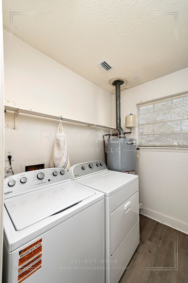 Building Photo - Immaculate 3BR / 2BA Home in Carriage Hills