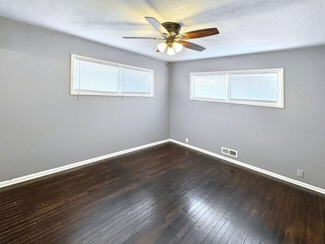 Building Photo - Spacious 4-Bedroom Home in a Prime Locatio...