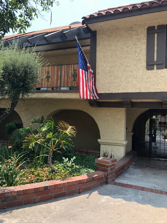 Ft entry - 318 W Chevy Chase Dr