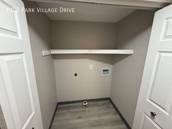 Building Photo - 1709 Park Village Dr