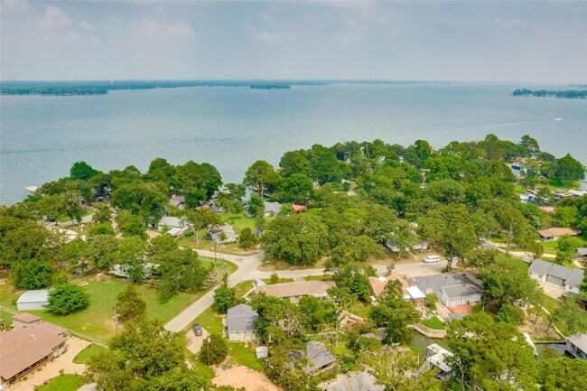 Building Photo - 1813 Oak Shore Dr