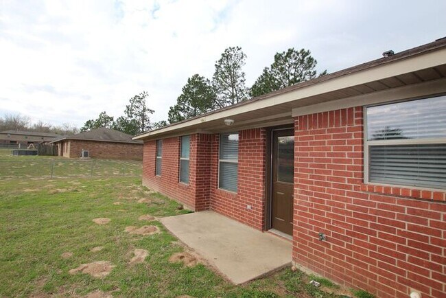 Building Photo - Mission Ranch- 3 Bedroom Duplex for Rent i...