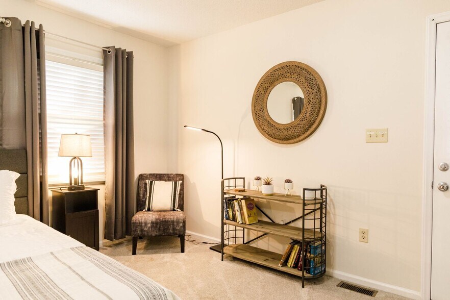 Building Photo - 39 Southwicke Dr