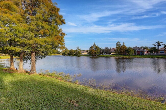 Building Photo - 11361 SW Pembroke Dr