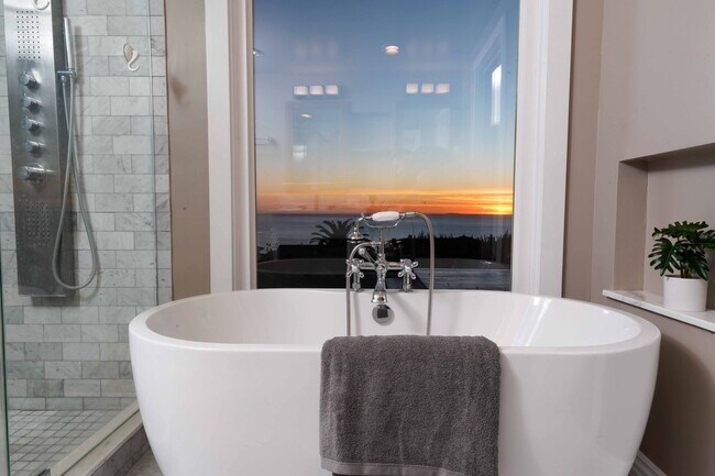 Building Photo - !! DESIRABLE 3 BEDROOM 3 BATHROOM LOCATED IN BEAUTIFUL RANCHO PALOS VERDES !!