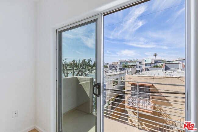 Building Photo - 3637 Dunn Dr