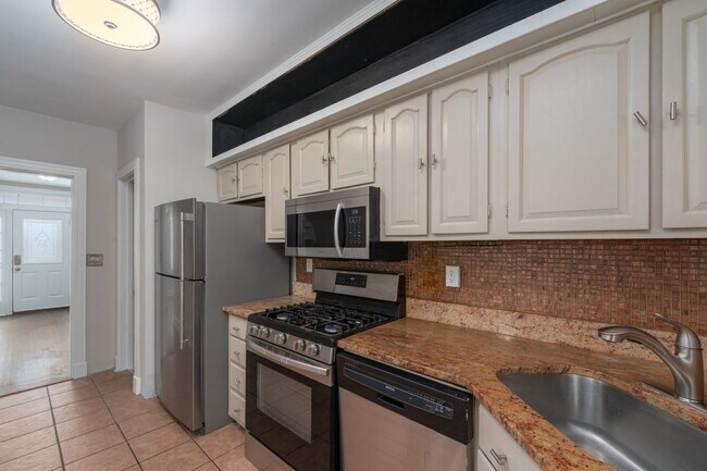 Building Photo - 3-Bedroom, 1.5 Bathroom Home in Belair-Edison