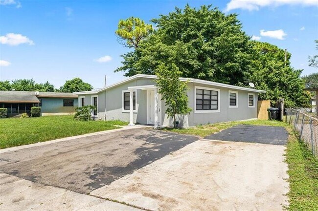 Building Photo - 1552 NW 15th Terrace