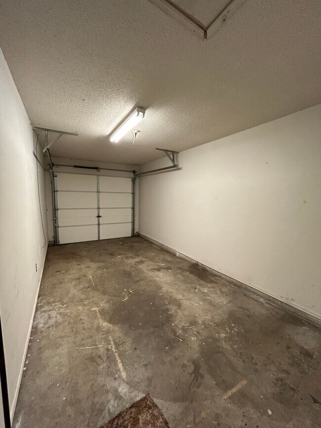 Building Photo - 2209 S Hartford Cove
