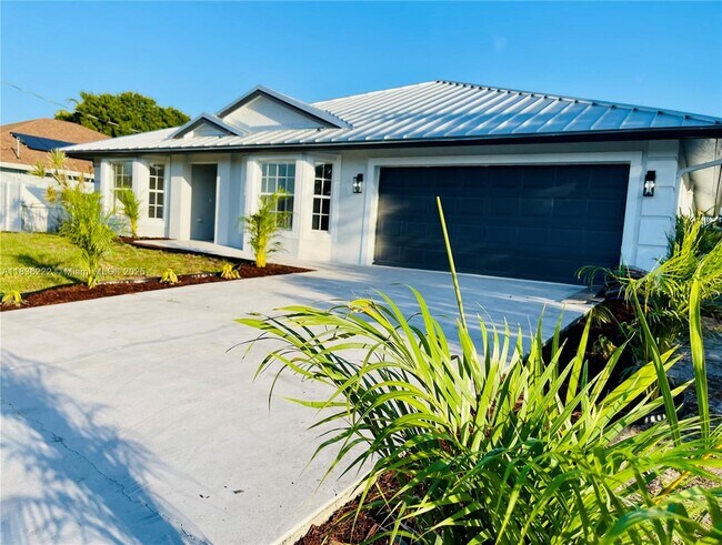 Building Photo - 272 SW Oakridge Dr